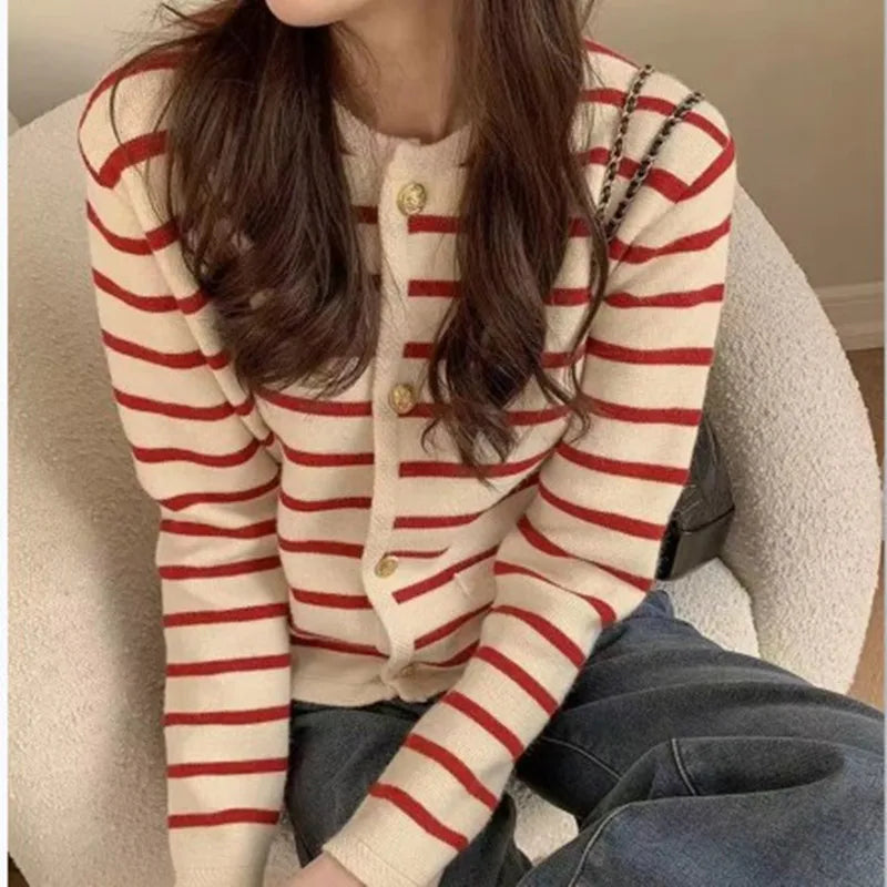Cardigan Femme Rayé – Col Rond, Manches Longues, Coupe Courte